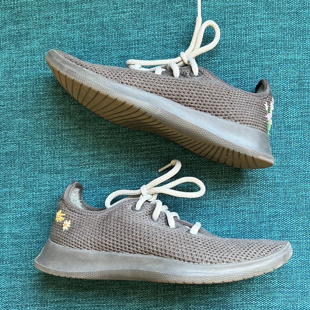 Allbirds Tree Runners W7 grey with flower embroidery